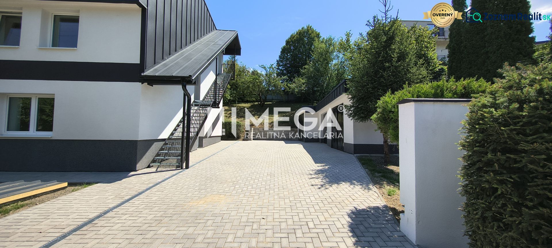 Külső Jasenovban, 4 szobás lakás, terasz lépcsővel, rendezett kert.