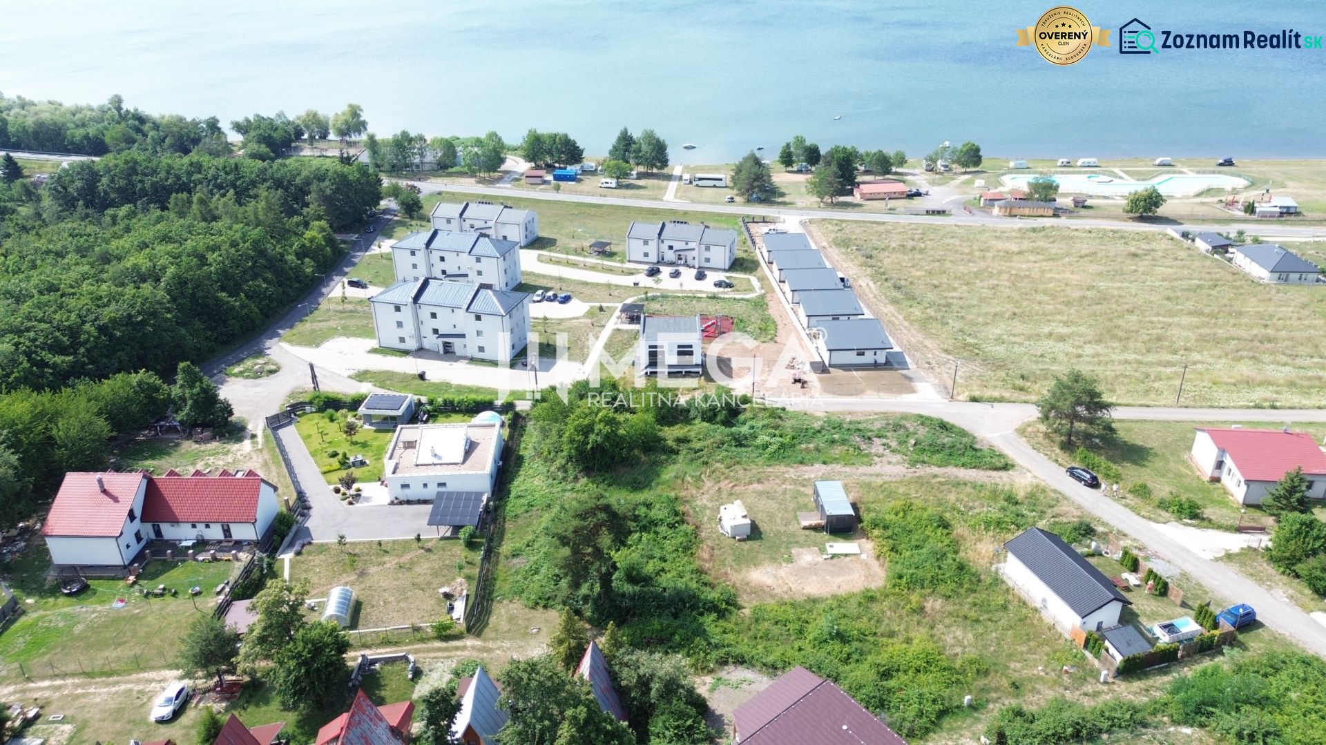 Légi felvétel a telkekről - lakóövezet Klokočovban, víz és erdők közelében.