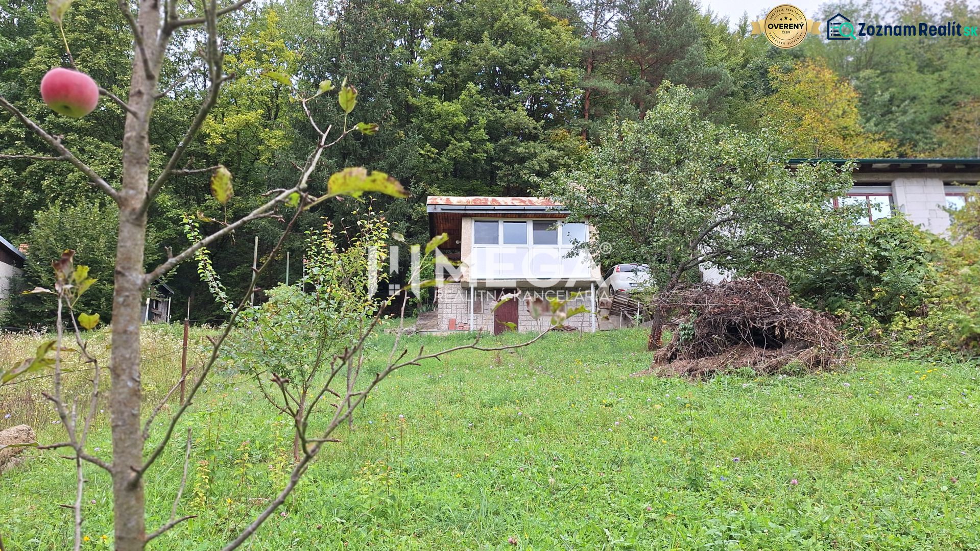 Kertészeti területen található házikó Drienovecnél, Homonna közelében, gyümölcsfákkal zöld környezetben.