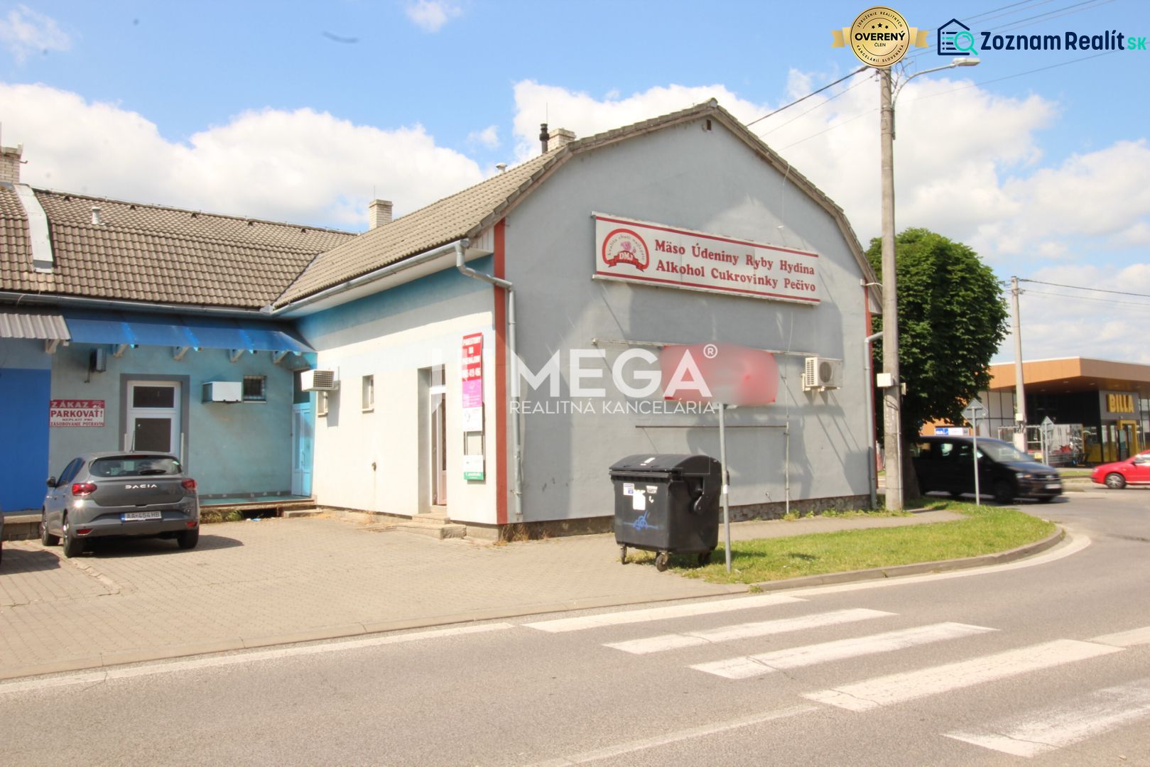 Kereskedelmi helyiségek a Duklianskych hrdinov utcában, Vranov nad Topľou, forgalmas út mellett.