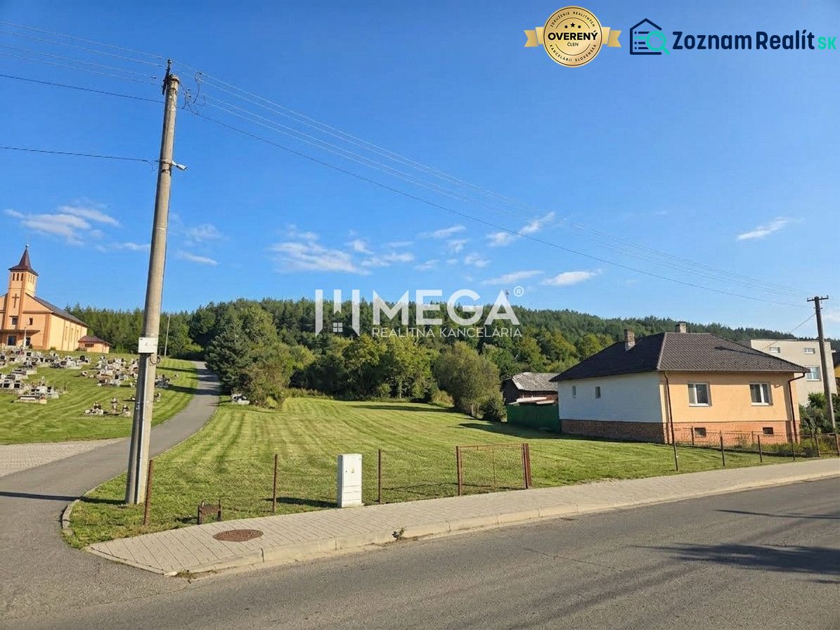 Telkek - lakóövezet a Slovenská Volová községben, füves rét a templom mellett, nyugodt környezetben.