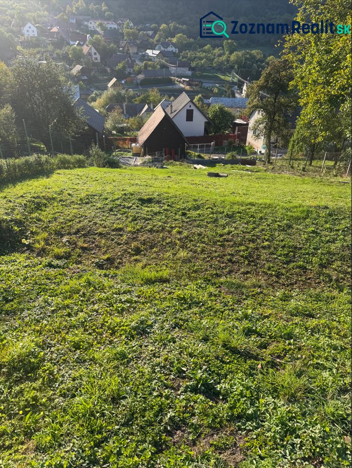 Košecké Podhradie lakóterületeket kínál vidéki építészettel és környező zöldterületekkel.