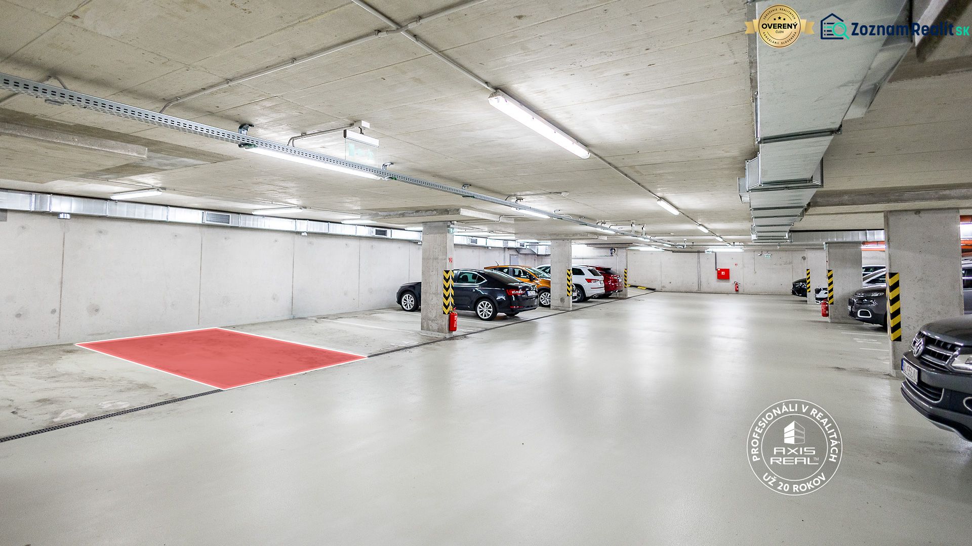 Földalatti garázsok parkolóhelyekkel és beton oszlopokkal.
