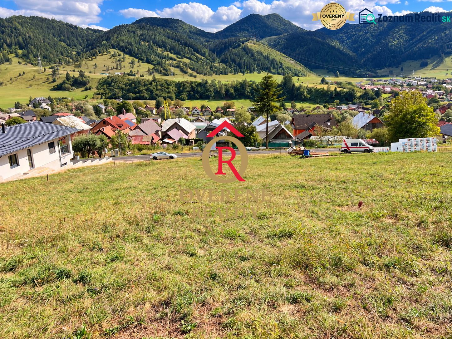Telkek - lakóövezet Švošovban, zöld rétek, házak, háttérben dombok, ideális lakhatásra.