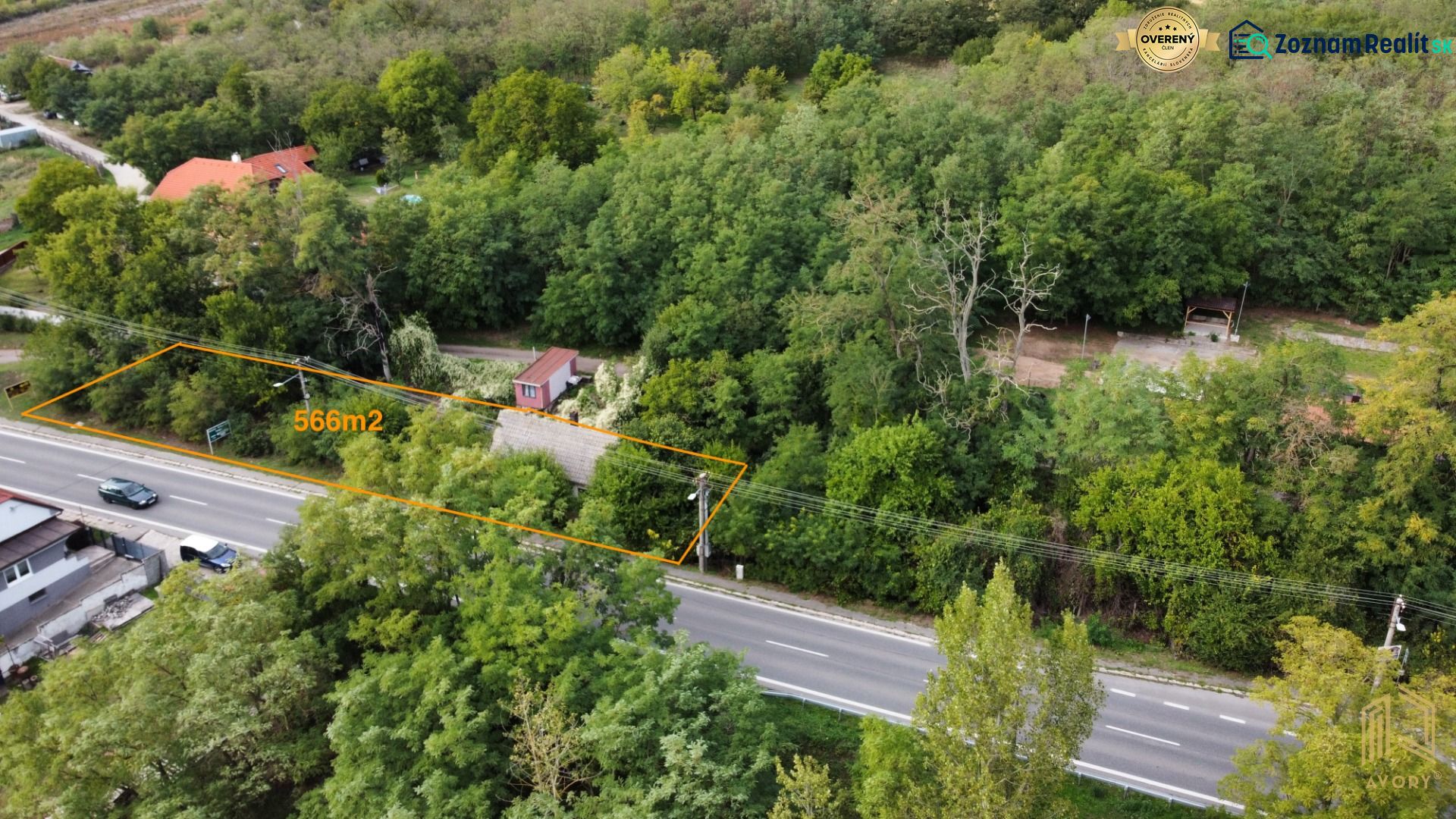 Családi ház Šaštín-Stráže-ban, zölddel körülvéve, 566 m²-es telekkel az út mellett.