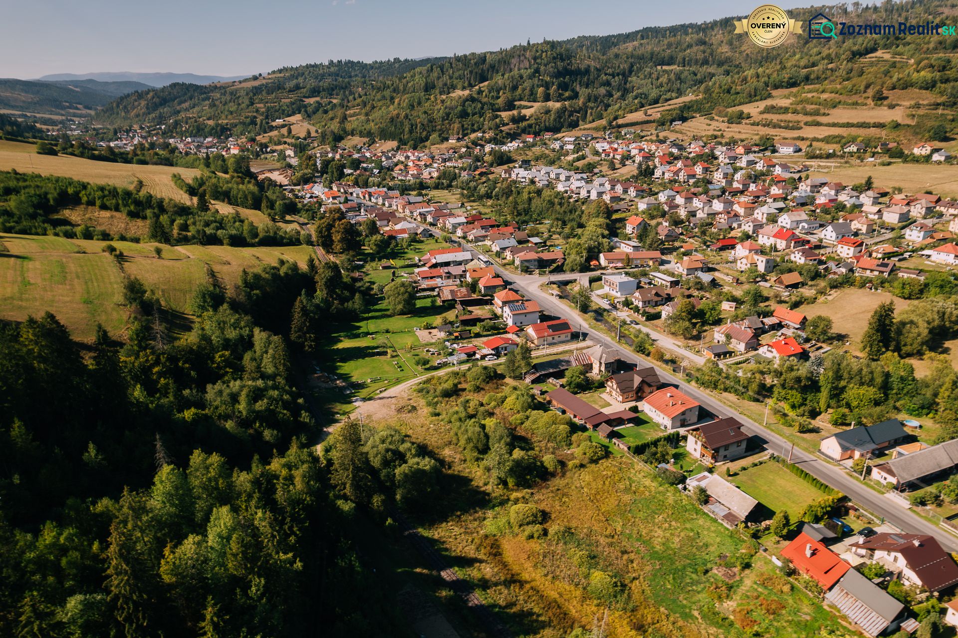 Légi felvétel a telkekről - lakóövezet a Čierny Balogban, a Švermova utcán.