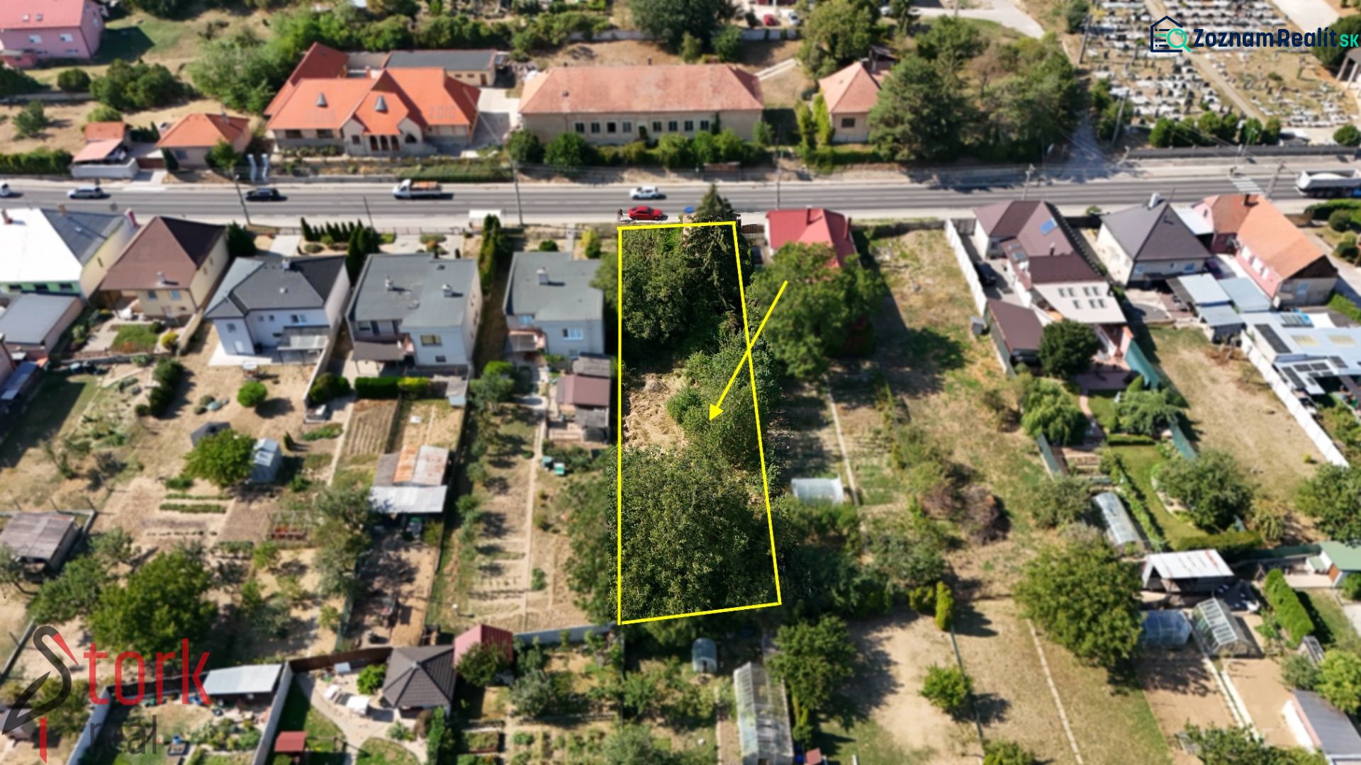 Építési telek a krušovcei Štefánik utcában kerttel és fákkal.