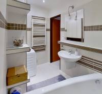 Prijemny-prerobeny-3-izbovy-byt-so-zasklennou-loggiou-Modra-Dukelska-Bathroom.jpg