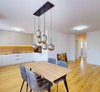 obývacia izba spojená s kuchynskou časťou. V cene ostáva jedálenský stôl, stoličky a dizajnové svietidlo