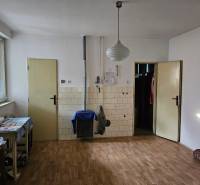 Izba s drevenou podlahou, kachličkami a lampou. Nachádza sa na Záhradníckej. Rodinný dom.