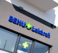 Lekáreň BENU s logom na fasáde budovy na ulici Vršatecká.