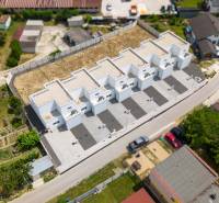 Házak építése Felsősztrédán, a Felsősztrédai utcában, sorházak kavicsos megközelítési úttal.