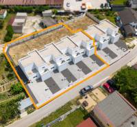 Alacsony energiafelhasználású, modern házak építése Felsősztrede utcájában, Felsősztrede városában.