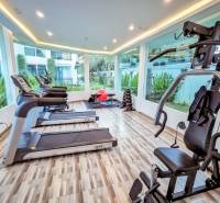 Belső fitneszterem edzőgépekkel lakóépületben.