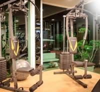 Fitnesz felszerelés a lakások építésében, zöld elemek, világítás és tükrös falak.