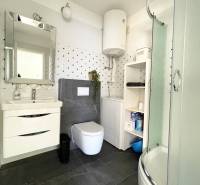 Fürdőszoba a nyaraló apartmanban WC-vel, zuhanyzóval, mosdóval és bojlerrel.