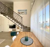 Nyaraló apartman kovácsoltvas lépcsővel és étkezőasztallal, kilátással a tengerre.