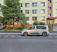 Landau utca Pozsony-Dúbravkán egy lakóépülettel és előtte parkoló autóval.