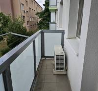 A Žitavská utcai 2 szobás lakás erkélye Sencen, korláttal és klímaberendezéssel.