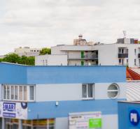 Kilátás a lakóházakra és a Trencséni várra egy 2 szobás lakásból Trencsénben.