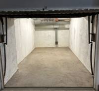 Üres garázs tér betonpadlóval és falakkal, garázsok.