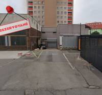 Fenntartott parkolóhely a Budyšínska utcai garázsoknál Pozsony-Újvárosban.