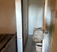 Szoros hely egy fémvödörrel és építőanyaggal rekreációs célokra és telkekre.