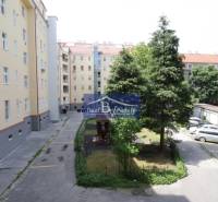 A Kalinčiakova utcai lakóház udvara Pozsony-Újvárosban parkolóval és játszótérrel.