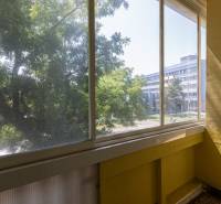Kilátás egy 4 szobás lakás lodzsájáról az utcára Pozsonyban - Ružinov, Sabinovská.
