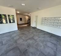 Belső tér csempével és lépcsővel, postaládák, 2 szobás lakás.