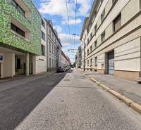 Cintorínska utca Pozsonyban - az Óvárosban, sorházakkal és parkoló autókkal.