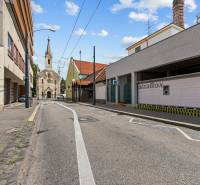Pozsony-Óvárosban, a Cintorínska utcában, háttérben egy templommal és egy AlzaBoxszal.