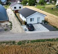 Családi ház Nižnában, nagy csarnok mellett, parkolóval és bekötőúttal.