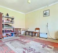 Kilátás egy szobára bútorokkal és szőnyegekkel, Ingatlan - lakhatás.