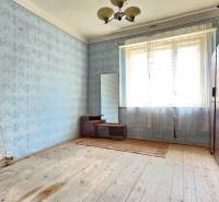 Szoba fa padlóval, kék tapétával és vintage bútorokkal a telken - lakhatás.