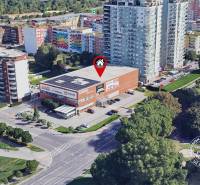 Légi felvétel a Pozsonyi Bosák utcai üzlethelyiségekről, Pozsonyi Petržalka.