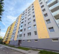Többemeletes panelház erkélyekkel a Trenčín-i Kijevi utcában.