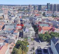 Légi felvétel Pozsony központjáról, a Gorkého utcáról épületekkel és zöldterülettel.