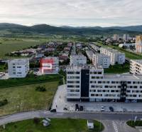 Kereskedelmi helyiségek a pezinki Obchodná utcában, zöldövezet és lakóövezetek veszik körül.