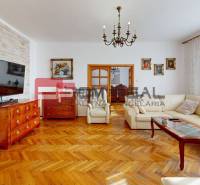 Elegáns nappali elegáns kanapéval és fa bútorokkal egy családi házban.