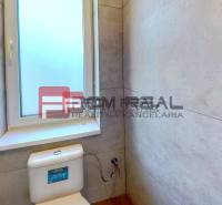 Fürdőszoba családi házban ablakkal és WC-vel.