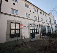 Az Ľ. Podjavorinská utcában található egy épület nagy ablakokkal és történelmi részletekkel.