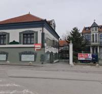 Az Ľ. Podjavorinská utcában található épület, amely eladó, történelmi stílusú építészettel.