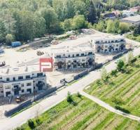 Új épületek a Limbašská úton, Pezinokban, zöldövezet és építés alatt álló területek által körülvéve.