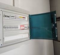 Elektromos elosztószekrény a raktárak és csarnokok területén nyitott fedéllel.