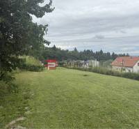 Lakótelek Mariankán, a Na Tálkoch utcában, kilátással a házakra.