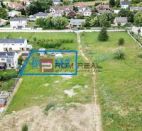 Telkek - lakóövezet Marianka településen, a Na Ovsisku utcában, 800 m²-es területtel, zöldövezet és házak által körülvéve.