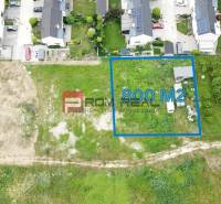 Légi felvétel egy 800 m²-es lakóövezeti telekről, Marianka, Na Ovsisku.