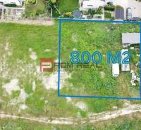 Építési telek Mariankán, a Na Ovsisku utcában, területe 800 m², füves terület.