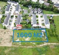 Lakótelek, 1600 m², a Marianka Na Ovsisku utcáján, lakóövezettel körülvéve.